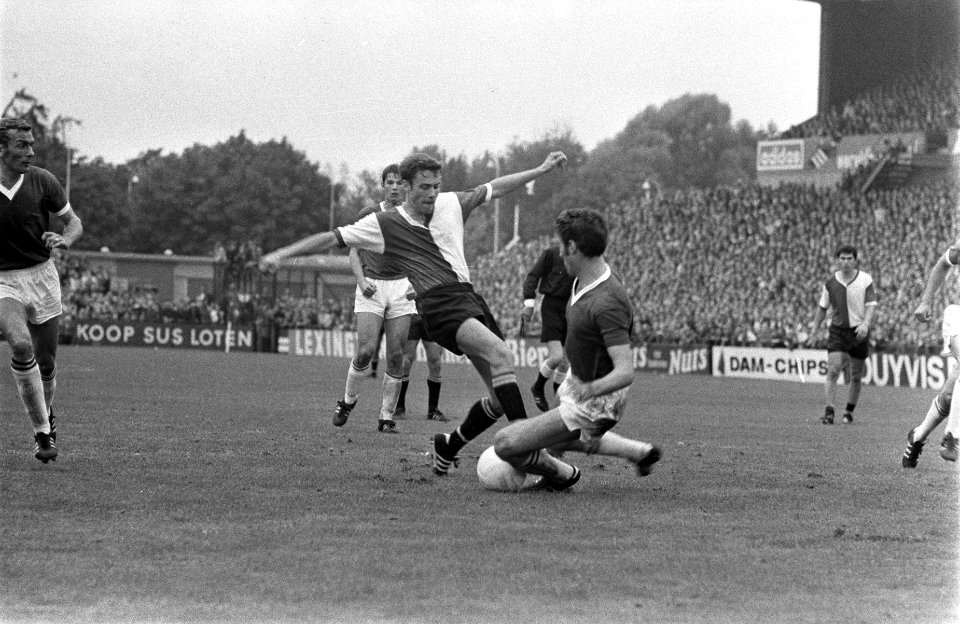 ADO tegen Feijenoord 0-2. Kindvall in duel met Mansveld (ADO), Bestanddeelnr 922-8114