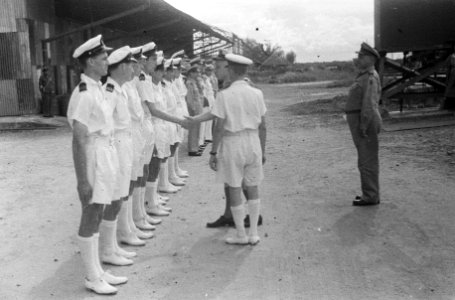 Admiraal Pinke schudt de hand van enkele marineofficieren, Bestanddeelnr 1646-1-1