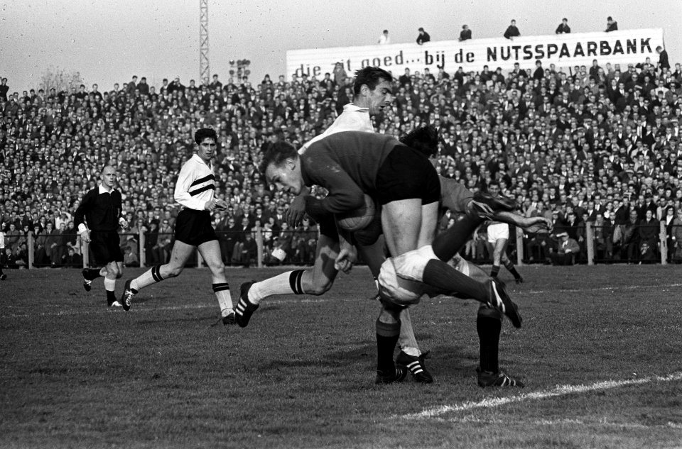 ADO tegen NAC. Keeper van der Merwe heeft bal klemvast. Hoet (ADO) rechts achter, Bestanddeelnr 915-6993