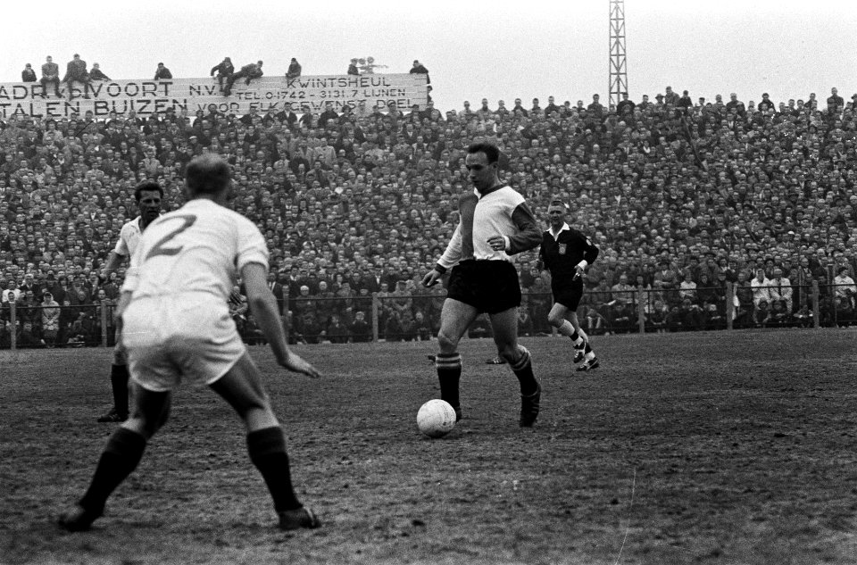 ADO tegen Feijenoord 1-1 Spelmomenten, Bennaars aan de bal, Bestanddeelnr 915-0922