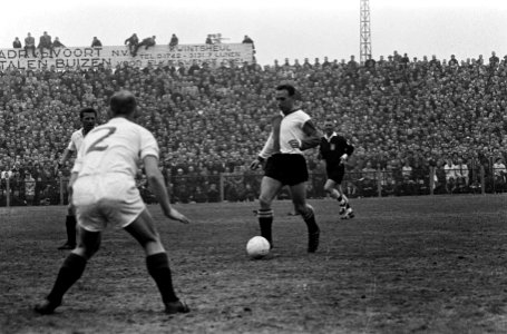 ADO tegen Feijenoord 1-1 Spelmomenten, Bennaars aan de bal, Bestanddeelnr 915-0922