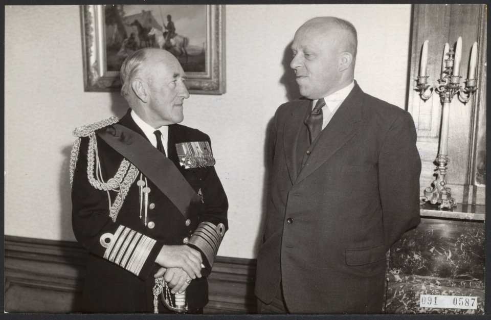 Admiraal Roderick McGrigor (chef-staf van de Britse marine) bracht een bezoek aa, Bestanddeelnr 091-0587