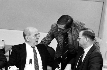 ADM-directeur Bosman (l) in gesprek met wethouder Heerma (m) tijdens de Hoorzitt, Bestanddeelnr 932-4243