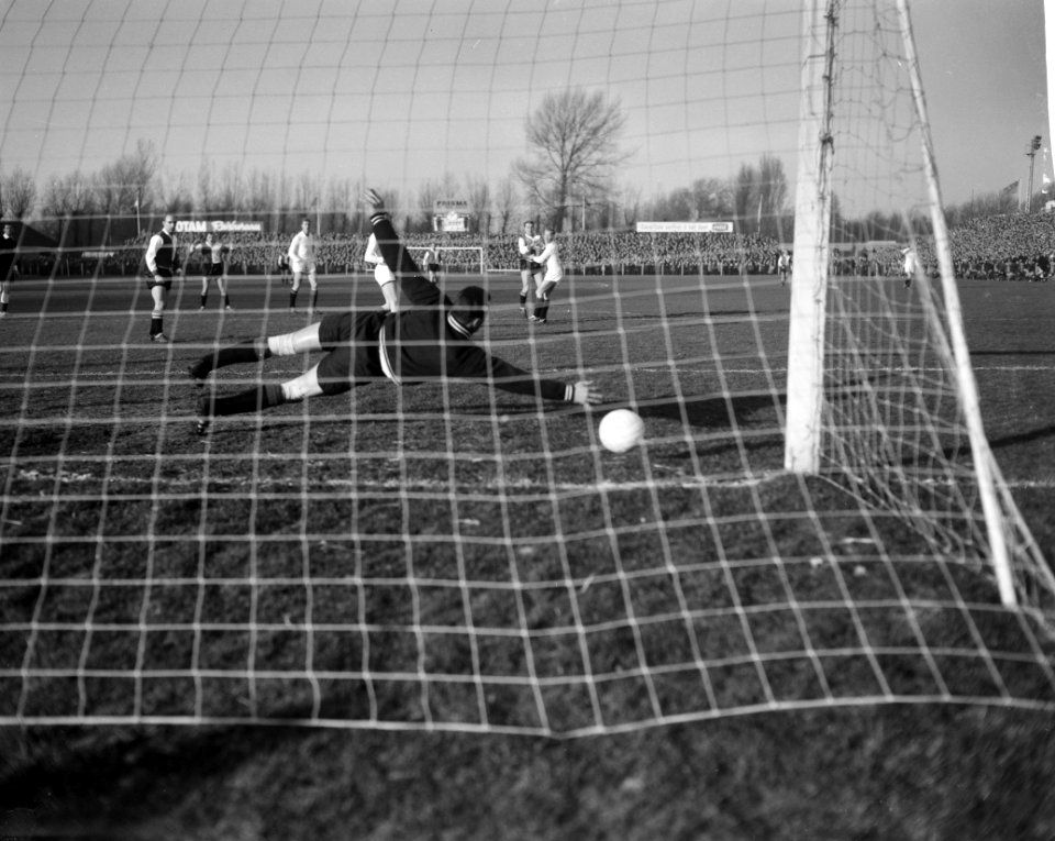 ADO tegen Feyenoord 5-2 ADO doelman Oostrum laat bal door, Bestanddeelnr 913-2964