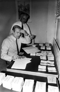 Administrateur N. Dalmulder Ajax met W.F.C. Bruynestein met toegangskaarten voor, Bestanddeelnr 922-1402