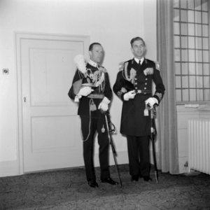 Adjudanten van prins Bernhard in groottenue links Reserve-majoor C.C. Geertsema, Bestanddeelnr 255-7128