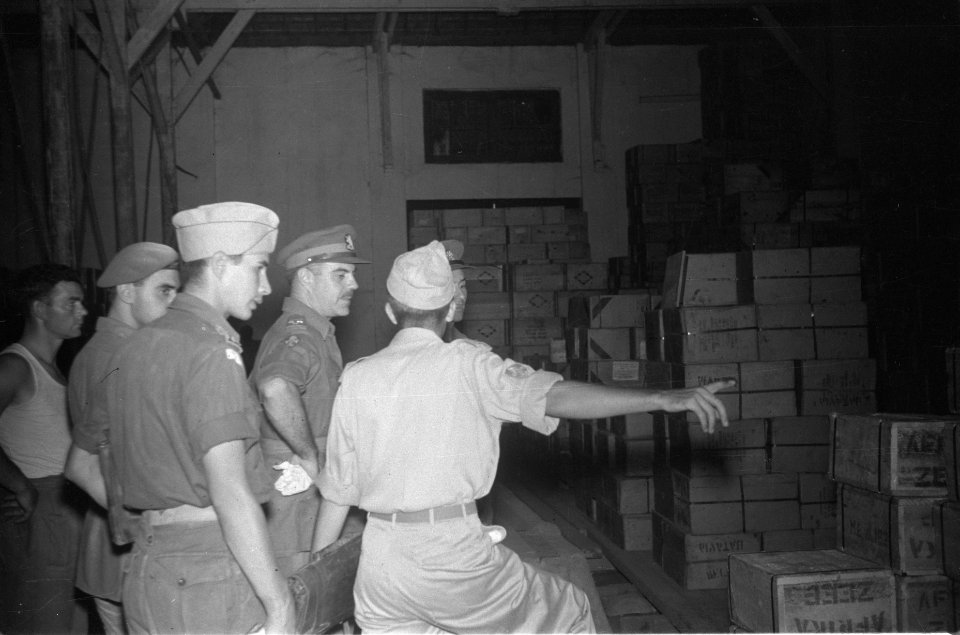 Adjudant-generaal kolonel C.H.J.F. van Houten inspecteert het pakhuis, Bestanddeelnr 80-4-1