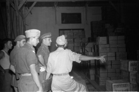 Adjudant-generaal kolonel C.H.J.F. van Houten inspecteert het pakhuis, Bestanddeelnr 80-4-1