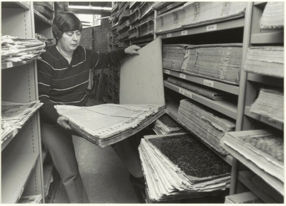 Adjunct-directrice mevrouw Donkers in het krantenarchief van de Oprechte Haarlemsche CourantHaarlems Dagblad in de Stadsbibliotheek. NL-HlmNHA 54016540 02