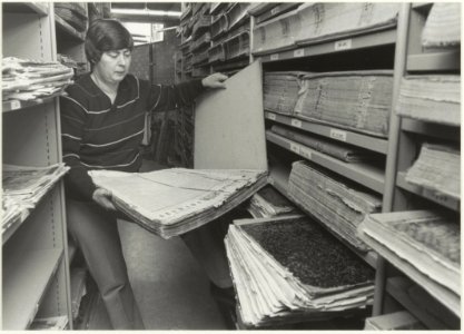 Adjunct-directrice mevrouw Donkers in het krantenarchief van de Oprechte Haarlemsche CourantHaarlems Dagblad in de Stadsbibliotheek. NL-HlmNHA 54016540 02