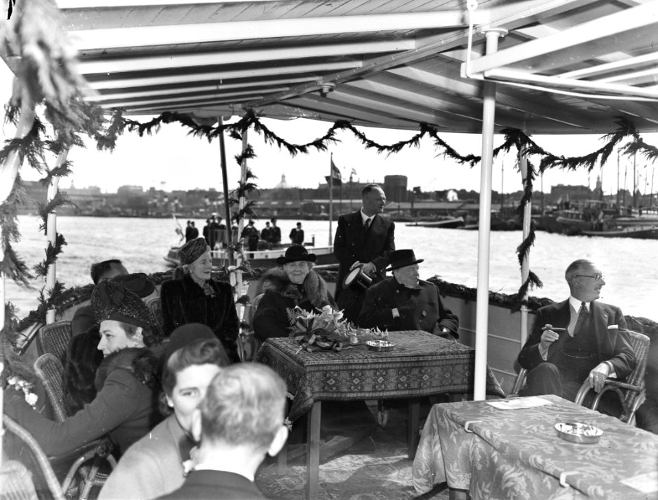 Admiraalvaren op het IJ. Boottocht op salonboot De Tourist. Vlnr. mevr. Churchil, Bestanddeelnr 901-7397