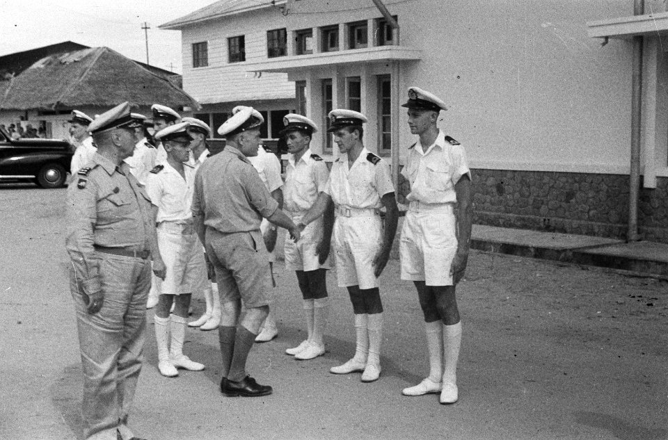 Admiraal Pinke schudt de hand van enkele marineofficieren, op de voorgrond de …, Bestanddeelnr 1646-1-2
