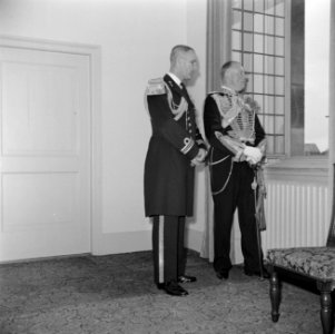 Adjudanten van koningin Juliana in groottenue links Luitenant-ter-zee der eerst, Bestanddeelnr 255-7131