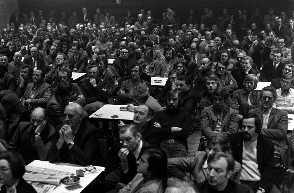 Aktievergadering bij Hoogovens, overzicht overvolle zaal, Bestanddeelnr 926-2263
