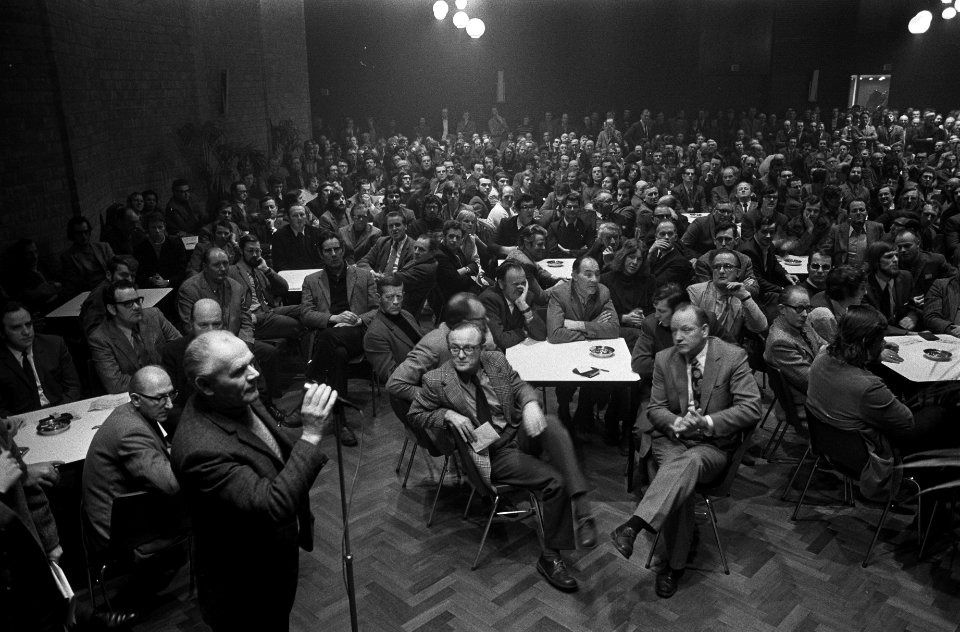 Aktievergadering bij Hoogovens, overzicht zaal en spreker, Bestanddeelnr 926-2262