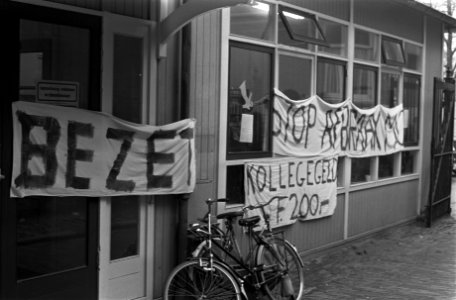 Administratiekantoortje Nutsseminarium te Amsterdam bezet door studenten met spa, Bestanddeelnr 926-2331