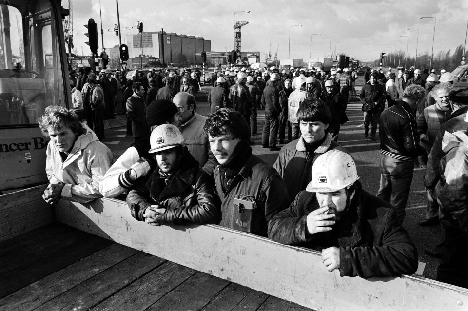 ADM-ers leunend op een vrachtwagen, Bestanddeelnr 932-4694
