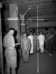 Adjudant-generaal kolonel C.H.J.F. van Houten reikt het officierkruis in de Orde, Bestanddeelnr 10145