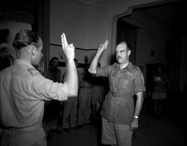 Adjudant-generaal kolonel C.H.J.F. Van Houten (rechts) neemt de eed af, Bestanddeelnr 10384