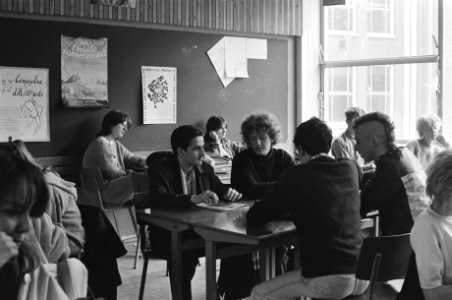 Aktie door leerlingen van Montessori-lyceum in Amsterdam tegen uitwijzen van hun, Bestanddeelnr 932-0591