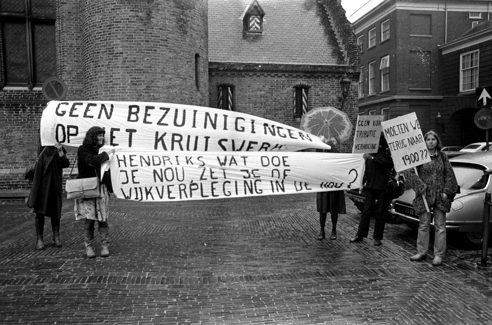 Aktiegroep wijkverpleegkundigen demonstrerend op Binnenhof, Bestanddeelnr 928-8891