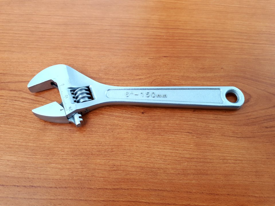 Adjustable wrench - 15 x 2 cm - B1
