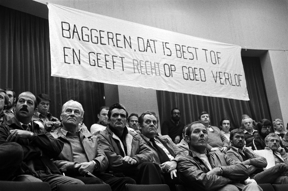 Aktievergadering van 1200 baggeraars in Sliedrecht. Beeld van de vergadering, Bestanddeelnr 931-8830