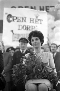 Aktie Open het Dorp , Mies in de bloemen, Bestanddeelnr 914-5513