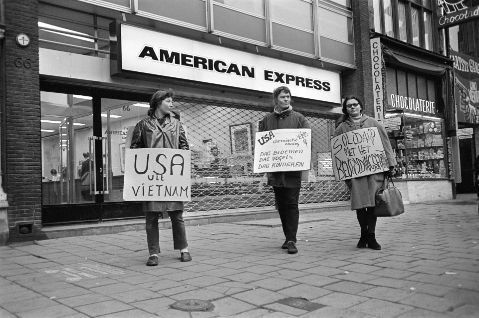 Aktiegroep Vietnam demonstreert nu op Damrak voor American Express, Bestanddeelnr 921-0110