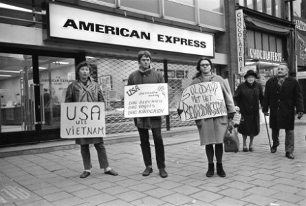 Aktiegroep Vietnam demonstreert nu op Damrak voor American Express, Bestanddeelnr 921-0111