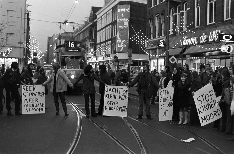 Aktiegroep Stop kindermoord bezet kruispunt bij Albert Cuypstraat te Amsterdam, Bestanddeelnr 926-1049