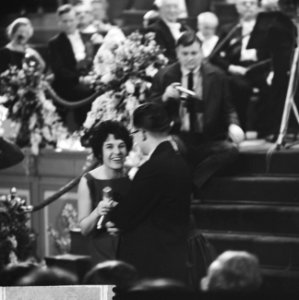Aktie Open het Dorp , sluitingsavond in Concertgebouw, Mies Bouwman, Bestanddeelnr 914-7622