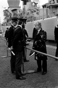 Aktiegroep Onkruid gooit verf en rookbommen naar marineschepen die in Amsterdam , Bestanddeelnr 930-7976