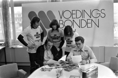 Aktiecentrum Voedingsbonden FNV in Utrecht links Cees Schelling (voorz Voeding, Bestanddeelnr 929-0003