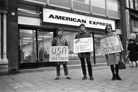 Aktiegroep Vietnam demonstreert nu op Damrak voor American Express, Bestanddeelnr 921-0109