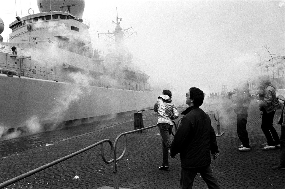 Aktiegroep Onkruid gooit verf en rookbommen naar marineschepen die in Amsterdam , Bestanddeelnr 930-7973