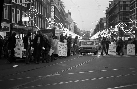 Aktiegroep Stop kindermoord bezet kruispunt bij Albert Cuypstraat te Amsterdam, Bestanddeelnr 926-1052
