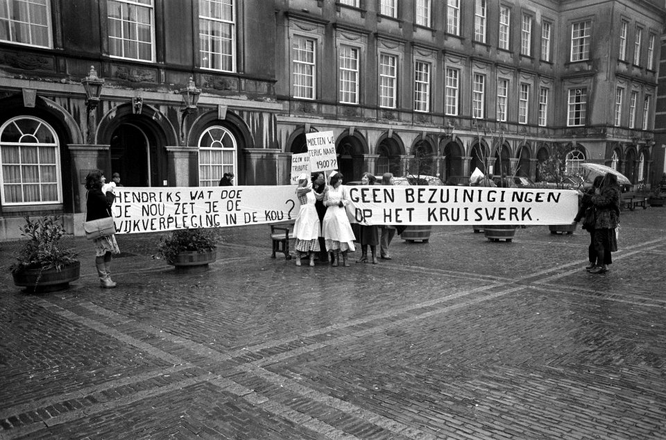 Aktiegroep wijkverpleegkundigen demonstrerend op Binnenhof, Bestanddeelnr 928-8892
