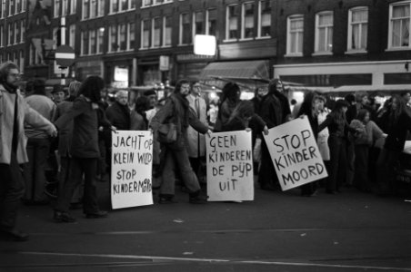 Aktiegroep Stop kindermoord bezet kruispunt bij Albert Cuypstraat te Amsterdam, Bestanddeelnr 926-1051