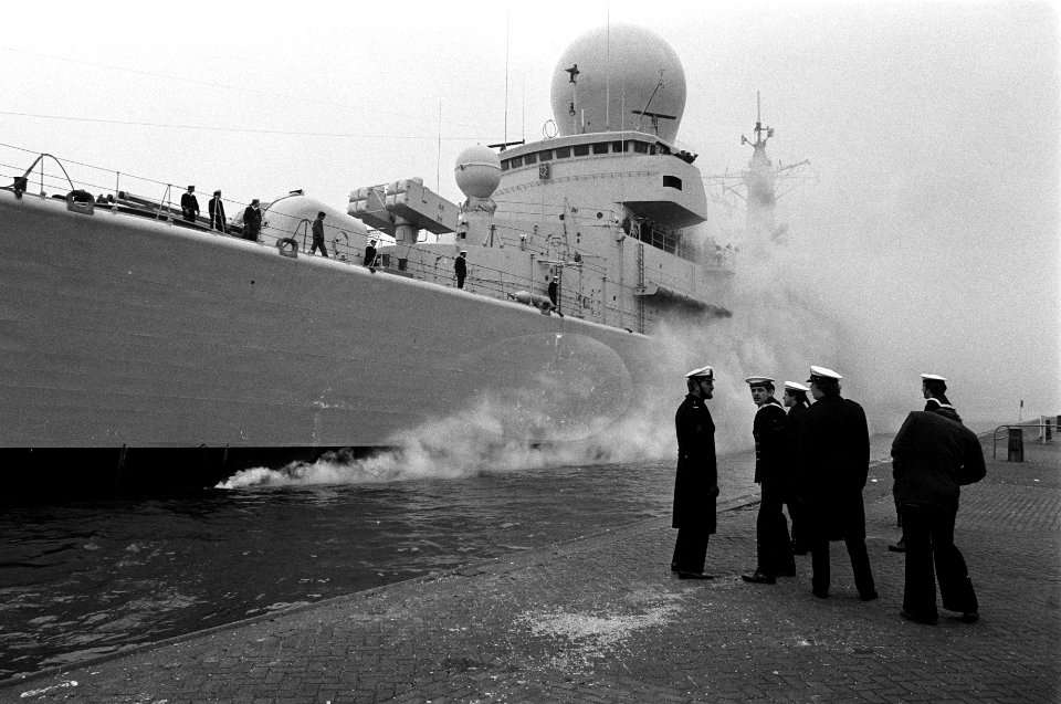 Aktiegroep Onkruid gooit verf en rookbommen naar marineschepen die in Amsterdam , Bestanddeelnr 930-7974