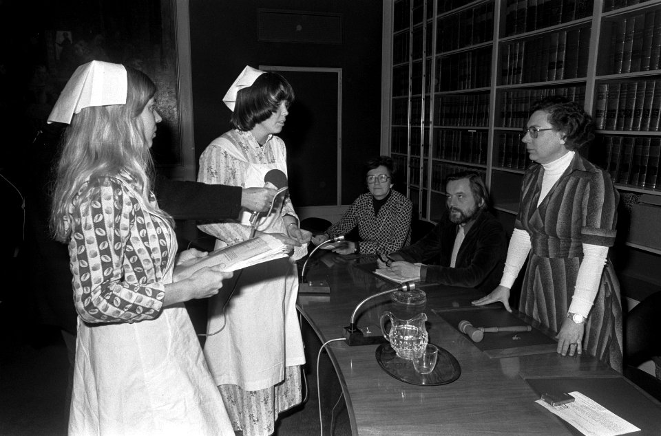 Aktiegroep wijkverpleegkundigen bieden eisen aan aan mevrouw Haas-Berger (voorzi, Bestanddeelnr 928-8890