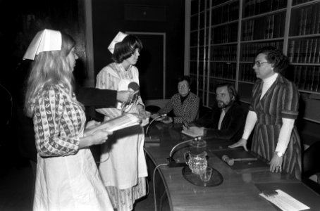 Aktiegroep wijkverpleegkundigen bieden eisen aan aan mevrouw Haas-Berger (voorzi, Bestanddeelnr 928-8890