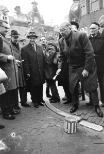 Aktie parkeerverbod op bruggen, Burgemeester Van Hall met verfkwast in aktie, Bestanddeelnr 920-1395