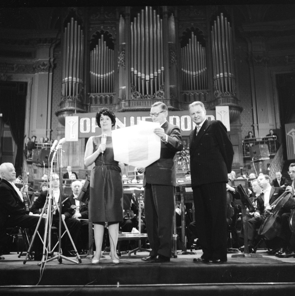 Aktie Open het Dorp , sluitingsavond in Concertgebouw, Mies Bouwman leest het , Bestanddeelnr 914-7615