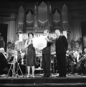 Aktie Open het Dorp , sluitingsavond in Concertgebouw, Mies Bouwman leest het , Bestanddeelnr 914-7615