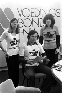 Aktiecentrum Voedingsbonden FNV in Utrecht medewerkers in shirts Ik staak mee, Bestanddeelnr 929-0004