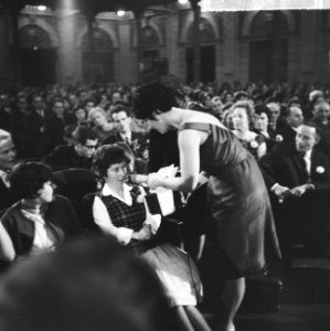 Aktie Open het Dorp , sluitingsavond in Concertgebouw, Mies met AVRO-voorzitte, Bestanddeelnr 914-7628