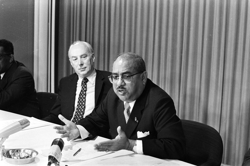 Akkoord SLM-KLM over Surinamelijn persconferentie op Schiphol links minister B, Bestanddeelnr 924-1683