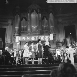 Aktie Open het Dorp , sluitingsavond in Concertgebouw, winnaars, opstel van Ni, Bestanddeelnr 914-7620