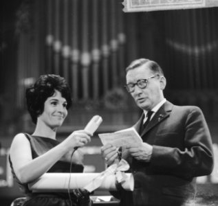 Aktie Open het Dorp , sluitingsavond in Concertgebouw, Mies met AVRO-voorzitte, Bestanddeelnr 914-7626